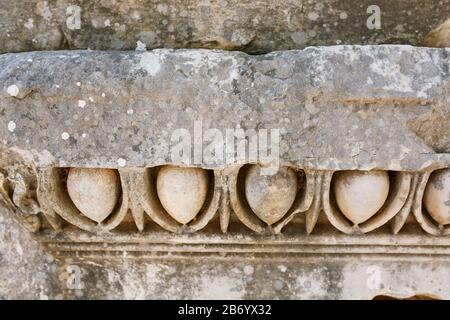 Magnifique et gracieux ornement, un élément de bâtiments. Parties des ruines et des ruines de l'antiquité ancienne. L'art de la Grèce antique. Ville d'Ephesu Banque D'Images