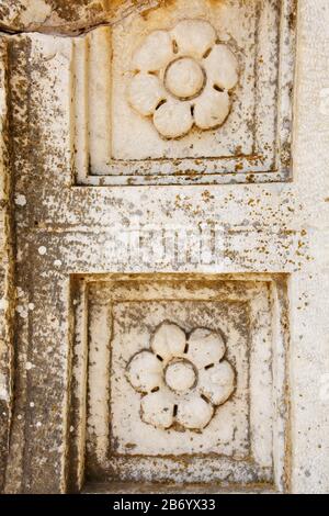 Magnifique et gracieux ornement, un élément de bâtiments. Parties des ruines et des ruines de l'antiquité ancienne. L'art de la Grèce antique. Ville d'Ephesu Banque D'Images