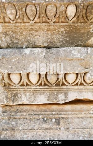 Magnifique et gracieux ornement, un élément de bâtiments. Parties des ruines et des ruines de l'antiquité ancienne. L'art de la Grèce antique. Ville d'Ephesu Banque D'Images