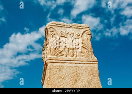 Les ruines et les ruines de l'ancienne ville d'Éphèse contre le ciel bleu par une journée ensoleillée. Turquie Banque D'Images