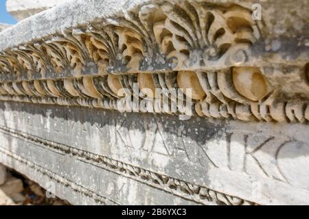 Magnifique et gracieux ornement, un élément de bâtiments. Parties des ruines et des ruines de l'antiquité ancienne. L'art de la Grèce antique. Ville d'Ephesu Banque D'Images