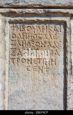Plaque de pierre avec inscriptions dans la ville ancienne Hiérapolis. Turquie Banque D'Images