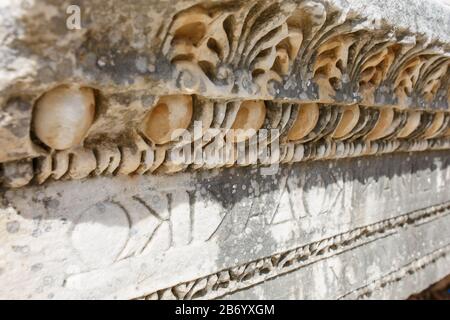 Magnifique et gracieux ornement, un élément de bâtiments. Parties des ruines et des ruines de l'antiquité ancienne. L'art de la Grèce antique. Ville d'Ephesu Banque D'Images