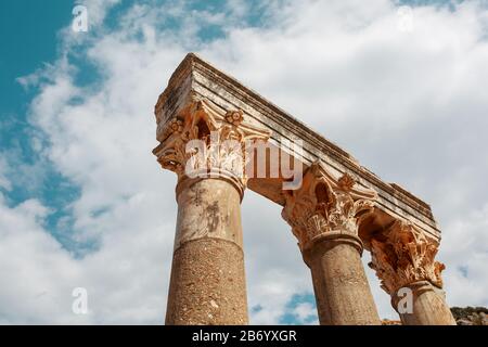 Colonnes Les ruines de l'ancienne ville d'Éphèse contre le ciel bleu par une journée ensoleillée. Turquie Banque D'Images