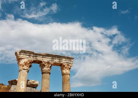 Colonnes Les ruines de l'ancienne ville d'Éphèse contre le ciel bleu par une journée ensoleillée. Turquie Banque D'Images