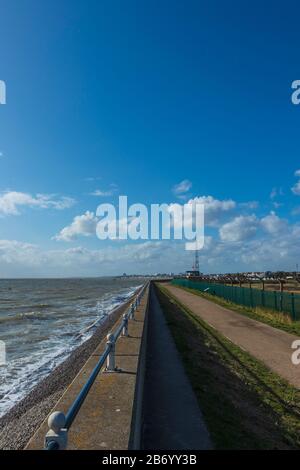 Sentier côtier à Shoeburyness En Direction de Southend-on-Sea sur un brillant et ensoleillé Mars Après-Midi à High Tide Banque D'Images