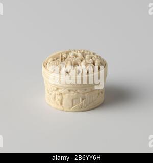 Kleine, ronde, ivoren doos met deksel Kleine, ronde doos met een bol deksel. Rondom besneden in hoogreliëf met op het deksel drie Chinezen bij een boom en een paviljoen; rond de zijkant een landschap met huizen zonder figuren en op de bodem een bloem in laagreliëf. Op de binnenzijde van de deksel het candidat van een Chinees Karakter in zwarte inkt. Fabricant : ivoorsnijder: AnoniemPlaats fabrication: Chine Dating: 1825 - 1875 matériau: Ivoor Techniek: Snijden Dimensions: H 3 cm. × d 3,8 cm. Banque D'Images