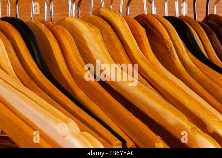 Cintres en bois sur un rack Banque D'Images