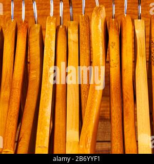 Cintres en bois sur un rack Banque D'Images