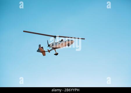 Petit gyroplan double autogyro blanc sans cabine contre le ciel bleu. Visites aériennes pour les touristes. Mini hélicoptère Banque D'Images