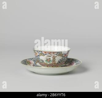 Klokvormige kop en schotel met antiquiteiten en cartriches tegen een achtergrond van bloemranken Klokvormigue kop en schotel van porselein, beschilderd op het glaruur en blauw, rood, roze, turquoise, geel, roze en goud. Op het plat van de schotel een medaillon in een driehoek met servetwerk, daaromheen drie cartridges met antiquiteiten (fruschaal met ercitroen, vazen met pauwenveren koraal, wierookbrander, sceptre, objecten van geleerde etc.) tegen tegen terrierden van bloerden van geen erden. De kop met dezelfde decoratie. Een barst à de rand van de schotel. Rose de famille. Fabricant : pottenbak Banque D'Images