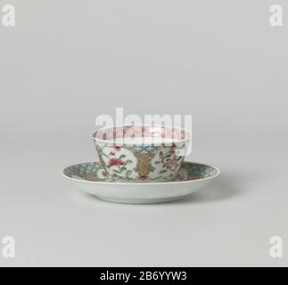 Klokvormige kop en schotel met bloemvaas, bloemranken en takken Klokvormiga kop en schotel van porselein, beschilderd op het glasuur en blauw, rood, roze, groen, zwart en goud. Op het plat van de schotel een medaillon met daaromheen zes bloemblad-vormige vakken gevormd porte lotusranken; in het medaillon een bloemenvaas, in de vakken verschillende bloemtaken; tussen de vakken servetwerk; op de rand een band met servetwerk. Een barst à de rand van de schotel; een puce à de rand van de kop. Rose de famille. Fabricant : pottenbakker: AnoniemPlaats fabrication: Chine Dating: CA. 1725 - ca. 1749 S. Banque D'Images