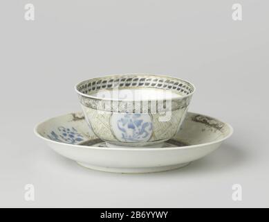Klokvormige kop en schotel met bloemtaken en decoratieve banden Klokvormige kop en schotel van porselein, beschilderd op het glazuur in blaw, zwart en goud. Op het plat van de schotel een medaillon met bloemtaken; hieromheen een decoratieve band; op de wand servetwerk in goud afgewisseld met cartaken bloemtakken in blaw; de rand met servetwerk in encre afgewisseld met peen uitpaarde lotusrank in ween cartouche. Kop met dezelfde decoratie. Encre de Chine. Fabricant : pottenbakker: AnoniemPlaats fabrication: Chine Dating: CA. 1725 - ca. 1749School / stijl: Qing-dynastie (1644-1912) Banque D'Images