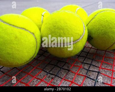 balles de tennis sur une raquette Banque D'Images