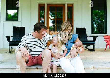 Directement sur le portrait d'une famille qui rit et souriait les uns les autres Banque D'Images