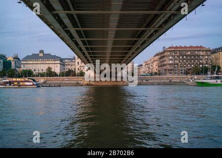 Danube avec pont Elisabeth de dessous avec Pest Banque D'Images