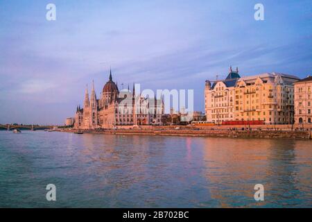 Vue sur le palais du Parlement hongrois depuis le coucher du soleil d'un bateau de croisière Banque D'Images