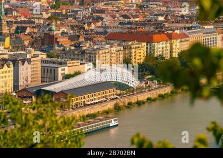 Nouvelle galerie de budapest en forme de baleine vue du château de Buda Banque D'Images