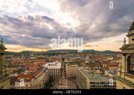 Vue sur Budapest depuis la basilique Saint-Étienne en automne Banque D'Images