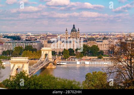 Le Pont des chaînes, le Danube, four Seasons et la basilique St stephans Banque D'Images