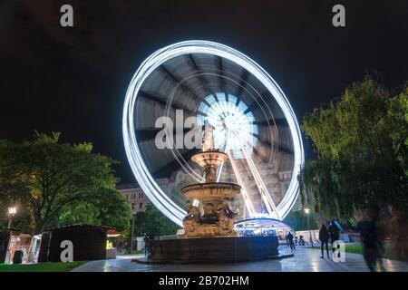 Fontaine de Danubius la nuit avec le Budapest Eye, la roue de ferris la nuit Banque D'Images