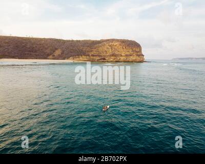 Vue aérienne du surfeur dans l'océan Indien près de l'île de Lombok Banque D'Images