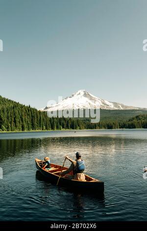 Un père canots avec sa fille sur le lac Trillium près de Mt. Capot, OU. Banque D'Images