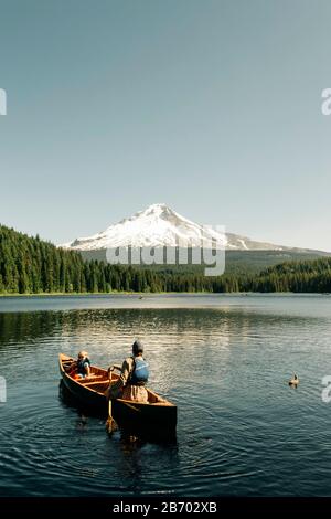 Un père canots avec sa fille sur le lac Trillium près de Mt. Capot, OU. Banque D'Images