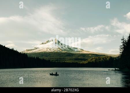 Un père canots avec sa fille sur le lac Trillium près de Mt. Capot, OU. Banque D'Images