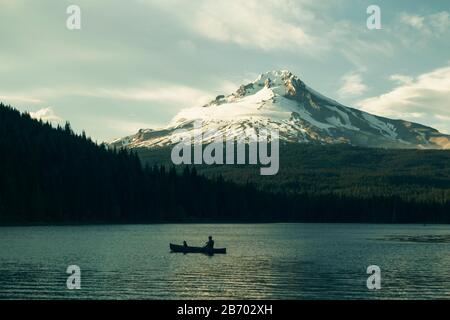 Un père canots avec sa fille sur le lac Trillium près de Mt. Capot, OU. Banque D'Images