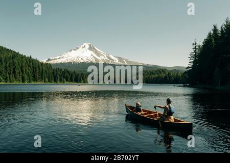 Un père canots avec sa fille sur le lac Trillium près de Mt. Capot, OU. Banque D'Images