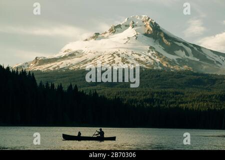 Un père canots avec sa fille sur le lac Trillium près de Mt. Capot, OU. Banque D'Images