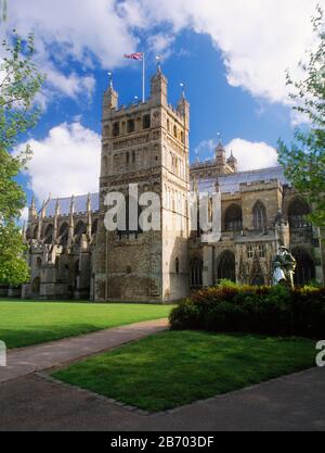 Tour nord normande et statue de Richard Hooker, Exeter Cathedral, Devon; Angleterre, Royaume-Uni. Banque D'Images