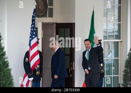 Le Premier ministre irlandais, Leo Varadkar, s'adresse aux reporters lorsqu'il est accueilli par le président Donald Trump à l'entrée Du Hall de l'aile ouest à la Maison Blanche à Washington, DC., jeudi 12 mars 2020. Crédit : Rod Lamkey/CNP /MediaPunch Banque D'Images