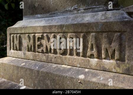 L'inscription 'In Memoriam' est écrite à la base d'une statue d'art située dans le cimetière victorien de Nunhead dans le sud de Londres, le 1 mars 2020, à Londres, en Angleterre. Nunhead est des grands cimetières victoriens de Londres. Consacré en 1840, il est l'un des sept grands cimetières victoriens établis dans un anneau autour de la périphérie de Londres, son site de 52 acres près de Peckham est le lieu de repos final pour de nombreux membres de la société victorienne: Des artistes de la salle de musique, des inventeurs, de la première Guerre mondiale et des soldats qui ont survécu aux batailles de Waterloo et de Trafalgar. Banque D'Images