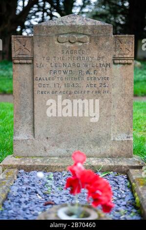 Pierre tombale sur une tombe de guerre du commonwealth dans le cimetière de Breamore, Hampshire, Angleterre, Royaume-Uni Banque D'Images