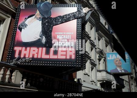 Jamie ainsi que Michael Jackson sont vus sur un panneau publicitaire faisant la promotion de la comédie musicale Thriller avec les chansons du groupe familial américain des années 70 The Jackson Five au Lyric Theatre sur Shaftesbury Avenue, au coeur du quartier du West End de Londres, le 12 mars 2020, à Londres, en Angleterre. Banque D'Images