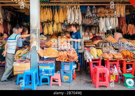 Poissons séchés et de fruits de mer à vendre au Marché Central, Phnom Penh, Cambodge Banque D'Images