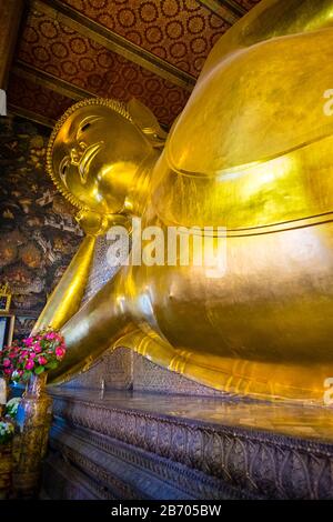 Giant Bouddha couché, le Wat Pho (Temple du Bouddha couché), Bangkok, Thaïlande Banque D'Images