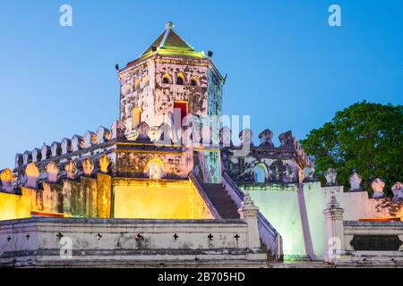 Phra Sumen Fort (Pom Pra Sumen) La Nuit, Bangkok, Thaïlande Banque D'Images