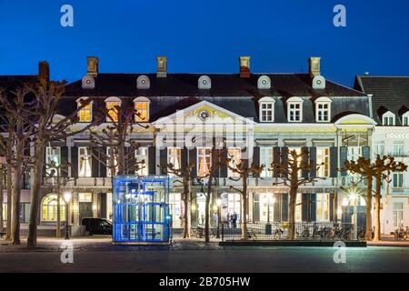 Pays-Bas, Limbourg, Maastricht. Théâtre aan het Vrijthof sur la place Vrijthof la nuit. Banque D'Images