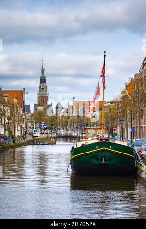 Pays-Bas, Hollande Du Nord, Alkmaar. Bâtiments le long du canal Luttik Oudorp et de la tour de la maison de pesage Waaggebouw (le Waag). Banque D'Images