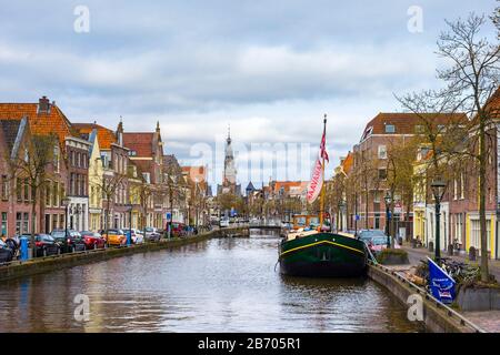 Pays-Bas, Hollande Du Nord, Alkmaar. Bâtiments le long du canal Luttik Oudorp et de la tour de la maison de pesage Waaggebouw (le Waag). Banque D'Images