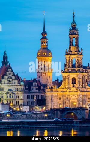 Allemagne, Saxe, Dresde, l'Altstadt (vieille ville). Ville de Dresde, bâtiments historiques le long du fleuve Elbe dans la nuit. Banque D'Images