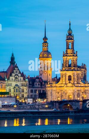 Allemagne, Saxe, Dresde, l'Altstadt (vieille ville). Ville de Dresde, bâtiments historiques le long du fleuve Elbe dans la nuit. Banque D'Images