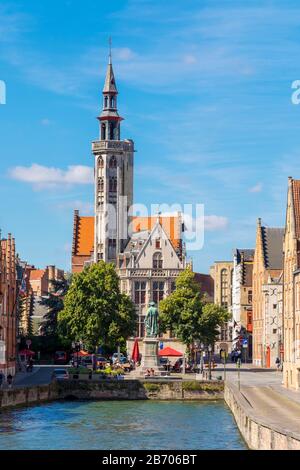 Belgique, Flandre Occidentale (Vlaanderen), Bruges (Brugge). Le Burghers' Lodge (Poortersloge) et Jan van Eyckplein sur le canal Spiegelrei (Spinolarei). Banque D'Images