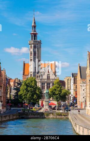 Belgique, Flandre Occidentale (Vlaanderen), Bruges (Brugge). Le Burghers' Lodge (Poortersloge) et Jan van Eyckplein sur le canal Spiegelrei (Spinolarei). Banque D'Images