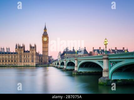 Royaume-uni, Angleterre, Londres. Le pont de Westminster, le Palais de Westminster et la tour de l'horloge de Big Ben (Elizabeth Tower), à l'aube. Banque D'Images