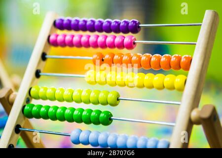 Jouet en bois multicolore pour enfant. Jouets de développement écologiques Banque D'Images