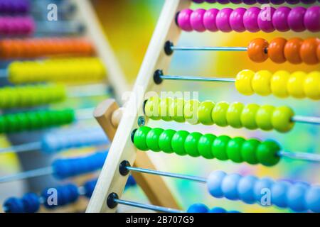Jouet en bois multicolore pour enfant. Jouets de développement écologiques Banque D'Images